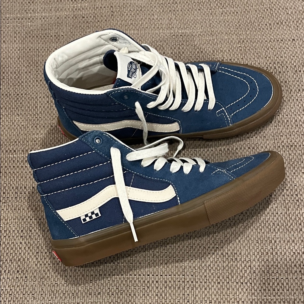 Vans Skate Sk8-Hi high-top sneakers in Navy with a gum sole. - Picture 5 of 7